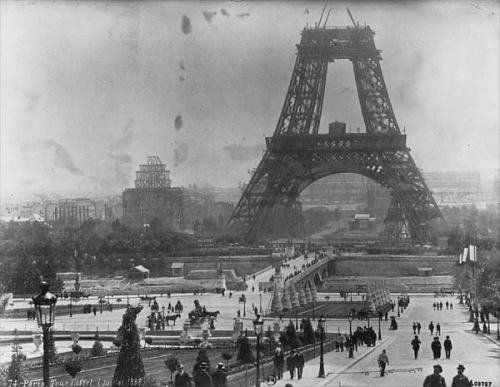 tour_eiffel_1878_en_construccion